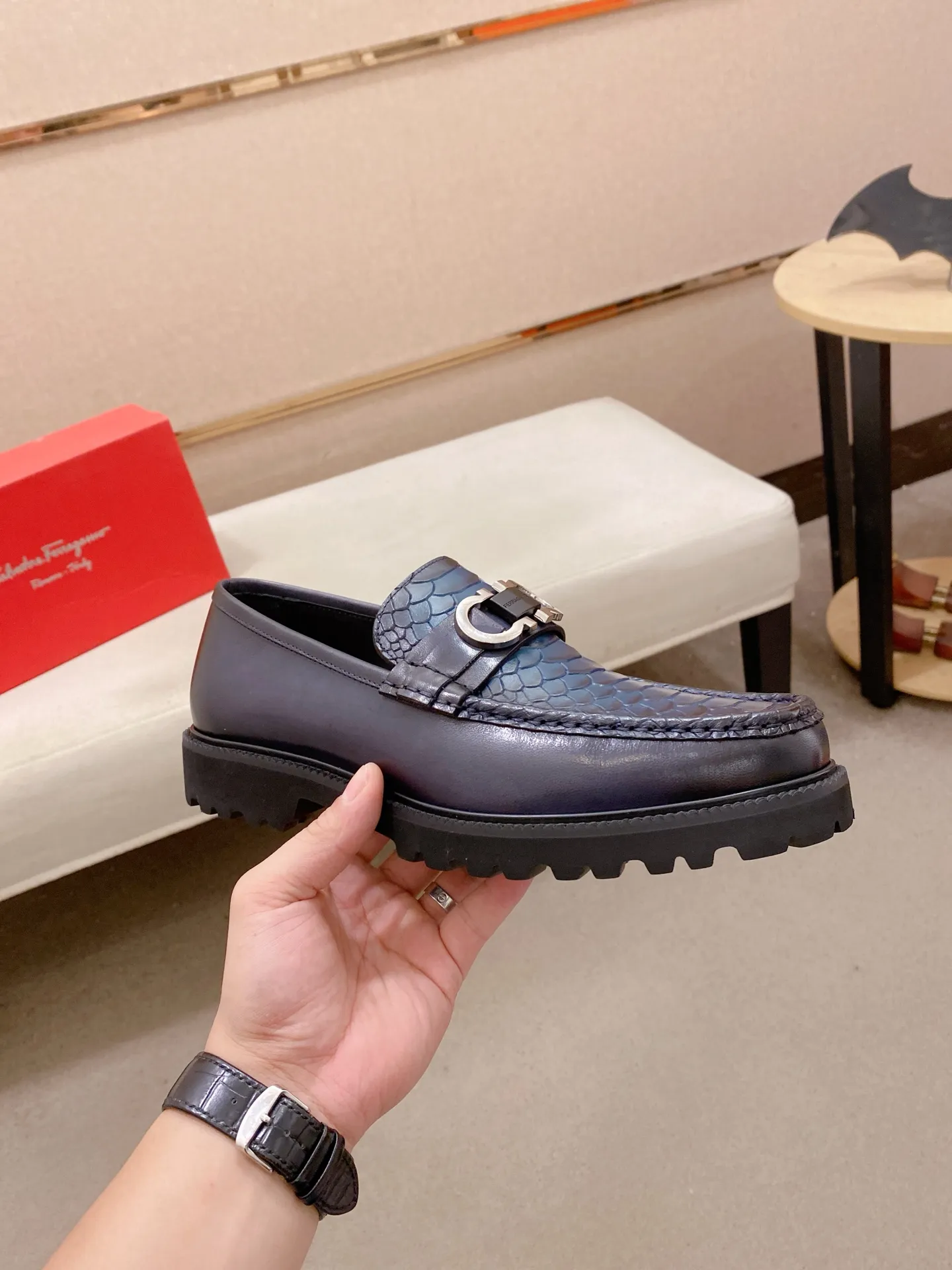 Men's shoes💰: 560💰 High version Ferragamo quality! 🆕🆕Exclusive hot-selling products in stock🔥🔥New products on the shelves, high-quality shoes, high-end driving shoes, with complete packaging! 💪 💪 Material: imported patented cowhide 🐂 + imported high-quality water-dyed cowhide lining + wear-resistant outsole 👍🏻👍🏻 Features: high-end and comfortable, purely handmade 🚀 🚀 Create the perfect shoes that suit you best 🔥 🔥 Size: (38-44) Can be customized 45 non-returnable!